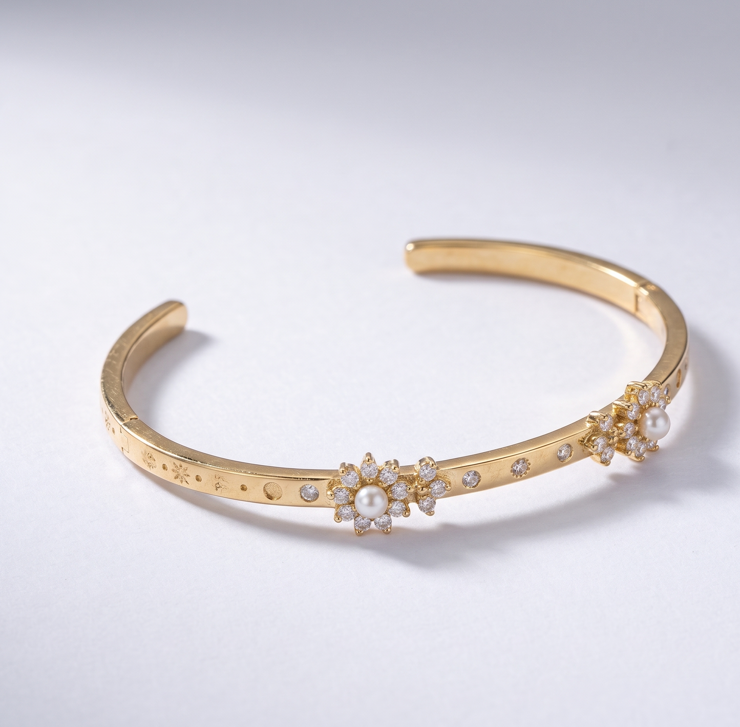 Armreif aus goldenem Edelstahl